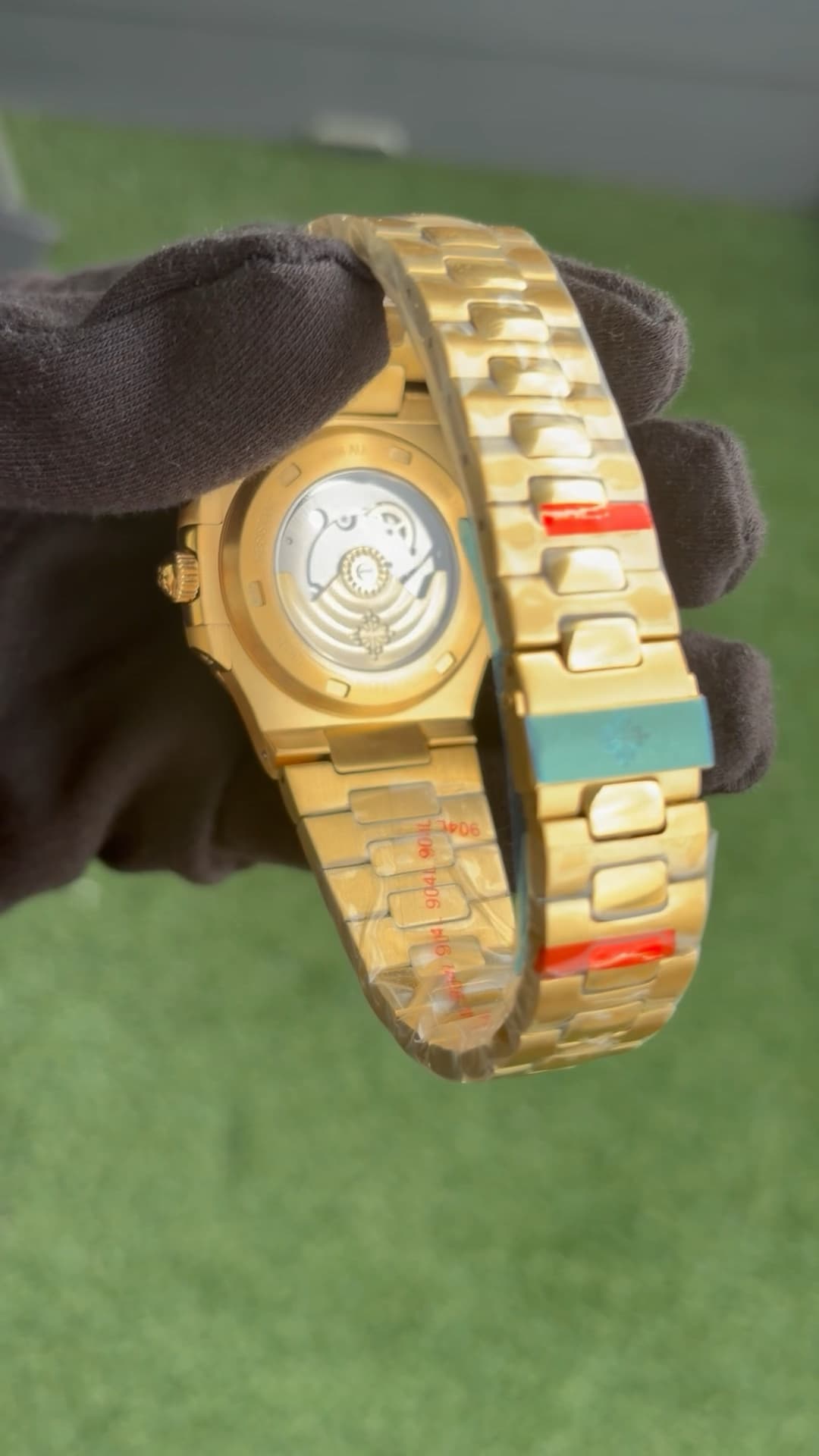 White Nautilus 40 - Gold